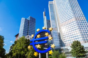 Eurozeichen vor dem Gebäude der EZB