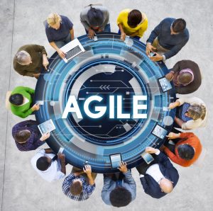 agiles Management - Teammitglieder sitzen an runden Tisch