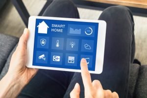 digitale Assistenten auf Tablet mit smart home screen