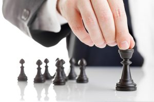 Manager spielt Schach als Symbol für einen strategischen Führungsstil