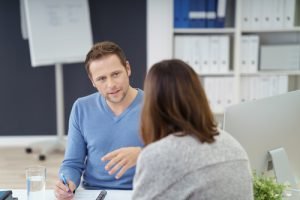 Manager spricht mit Mitarbeiter im Personalentwicklungsgespräch