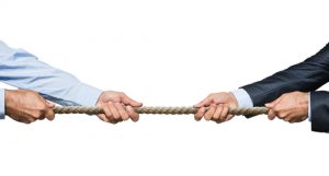 Manager ziehen an beiden Seiten des Seils