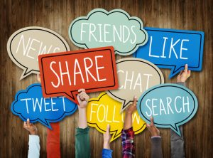 Menschen halten likes, share, friends... Social Media Begriffe auf Zeichen hoch