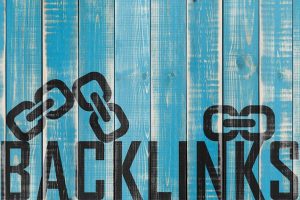 backlinks vor blauer wand