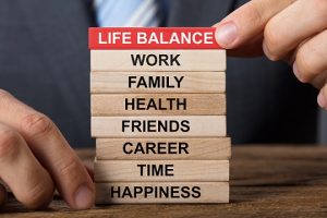 Durch flexible arbeitszeit mehr work life balance - bauklotze mit teilen der Balance