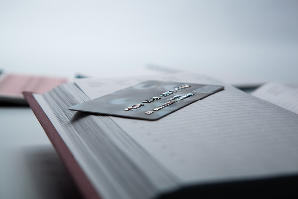 Kreditkarte-auf-Haushaltsbuch